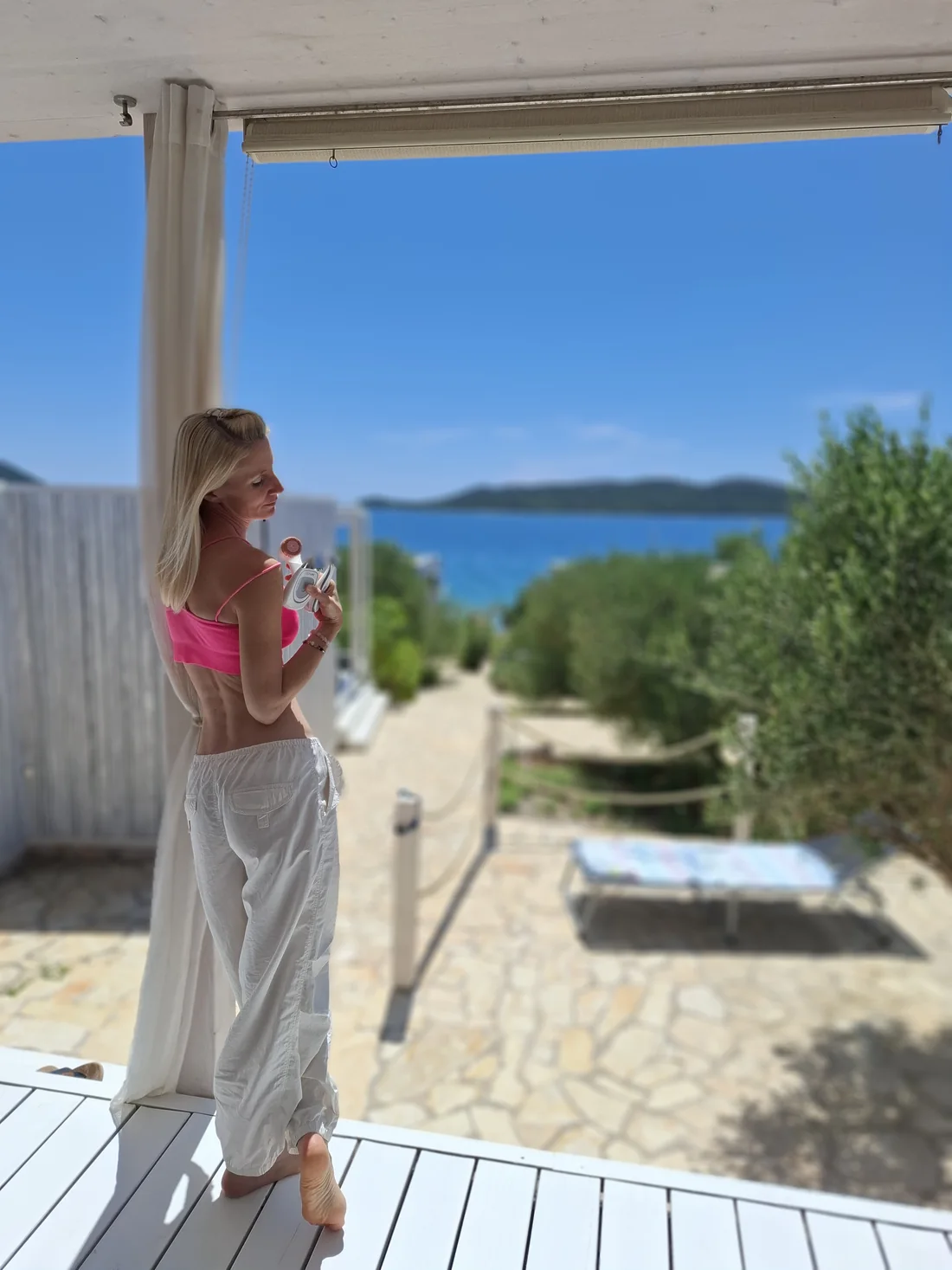 Martina Bajerová s&nbsp;LumiSpou na&nbsp;terase u&nbsp;moře